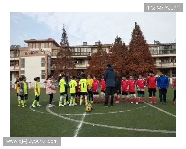 实况足球场火药味弥漫激燃对抗在激情碰撞中点亮整座球场的夜色中 实况足球场火药味弥漫激燃对抗在激情碰撞中点亮整座球场的夜色中